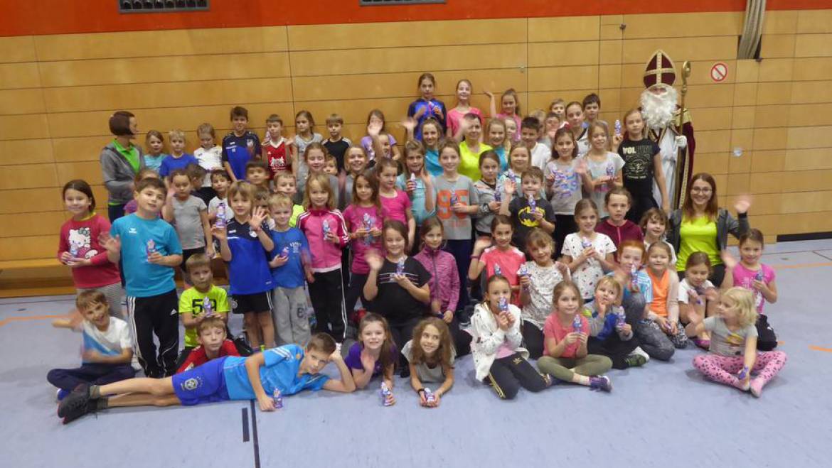 Nikolaus bei der Kinderskigymnastik